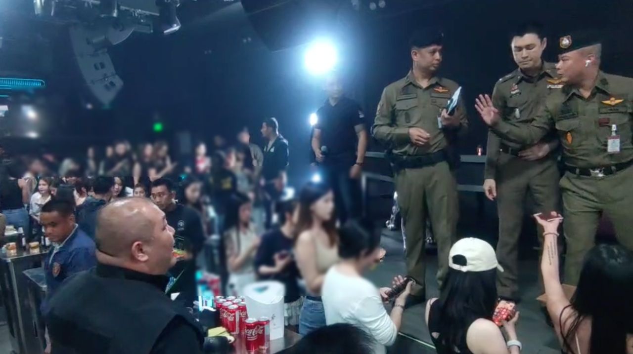警方突袭没有许可的汇狂区中国酒吧，发现分隔的VIP房间游客吸毒
