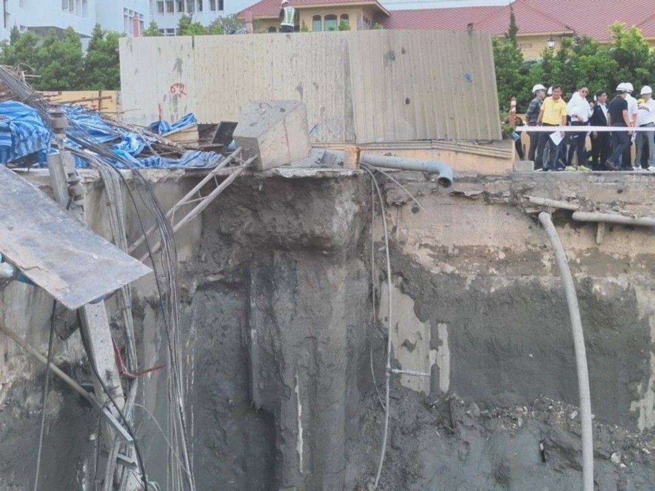 曼谷省长查特现场视察塌陷道路,确认使用沙袋填补符合国际标准