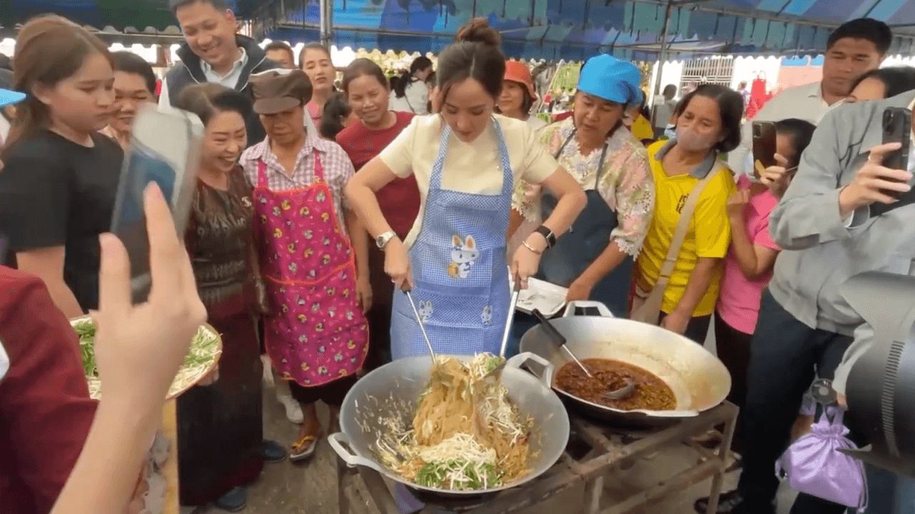 总理夫人展示瓦特科克普阿的迎礼舞，并首次展示科拉蟹炒面