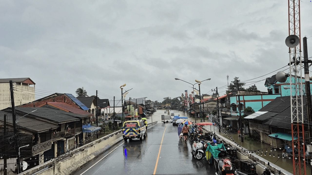 预警：泰国那空是贪玛叻省20个区强降雨，建议将物品移至高处