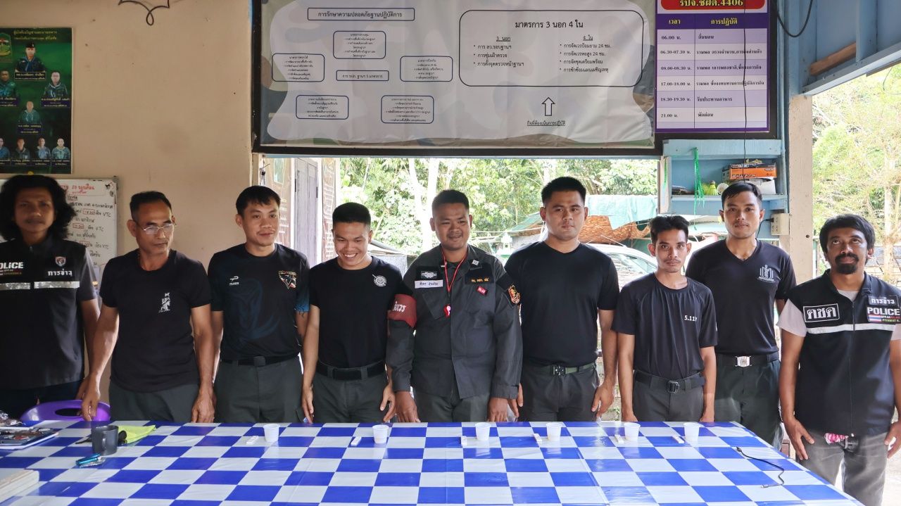 边防警察在勿洞县基地进行尿检，未提前通知，以增强民众信心