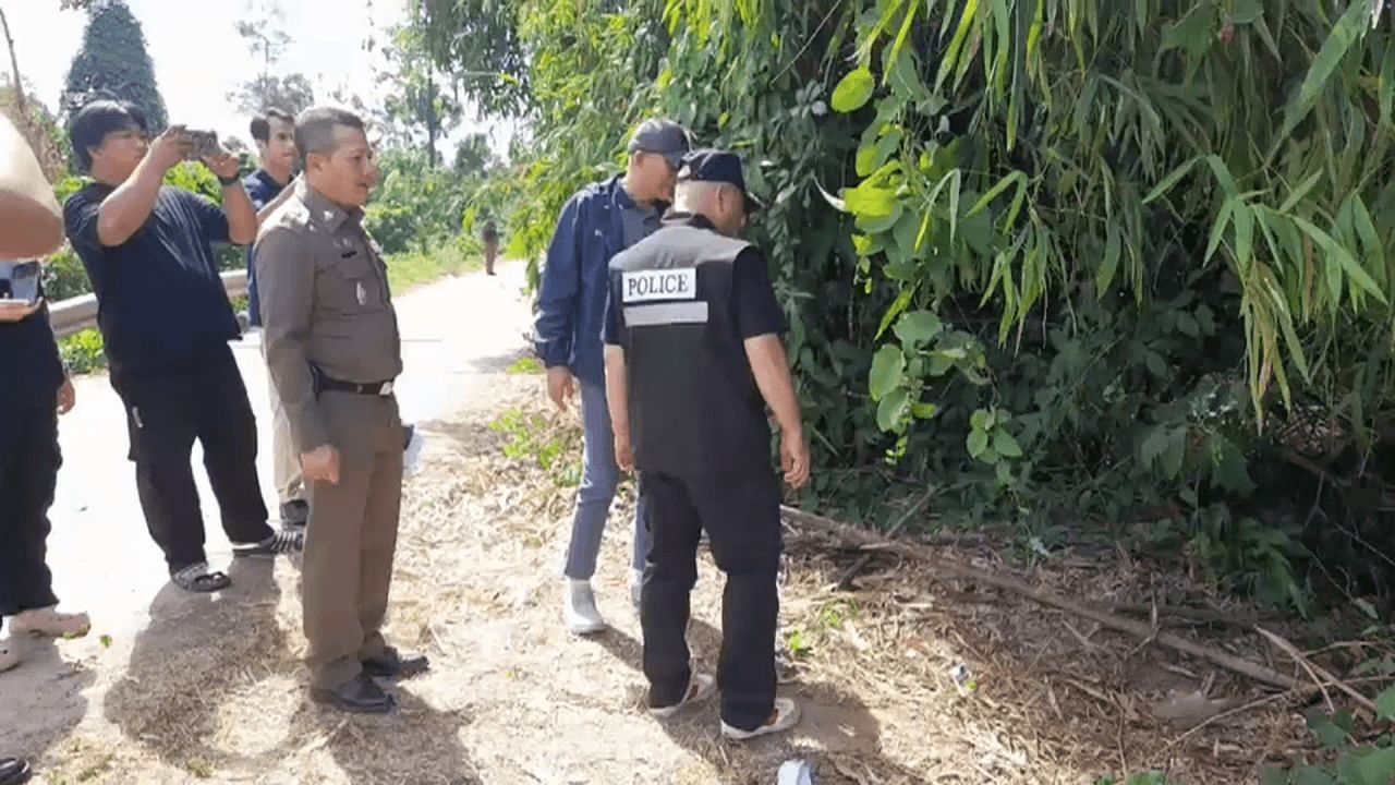 警方追捕嫌犯，凶残杀害无名男子，将尸体绑住手脚后塞入桶中丢弃路边