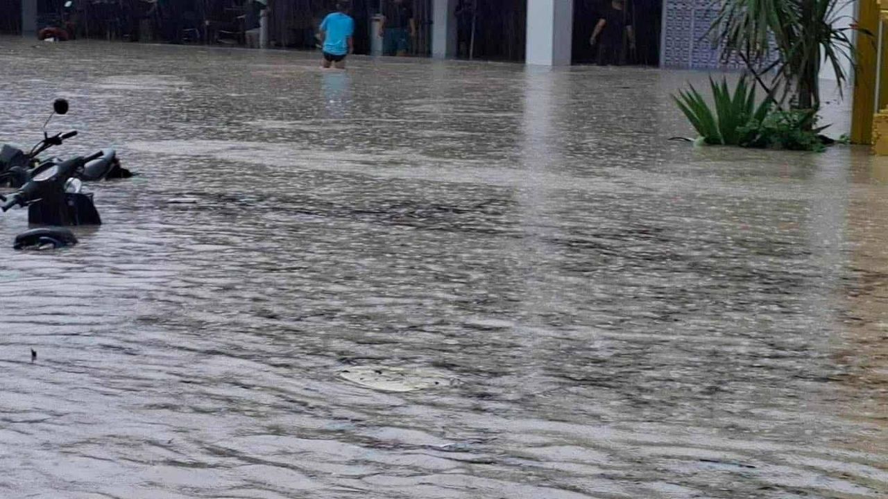 普吉岛遭遇持续数小时的“强降雨”导致多地“积水”