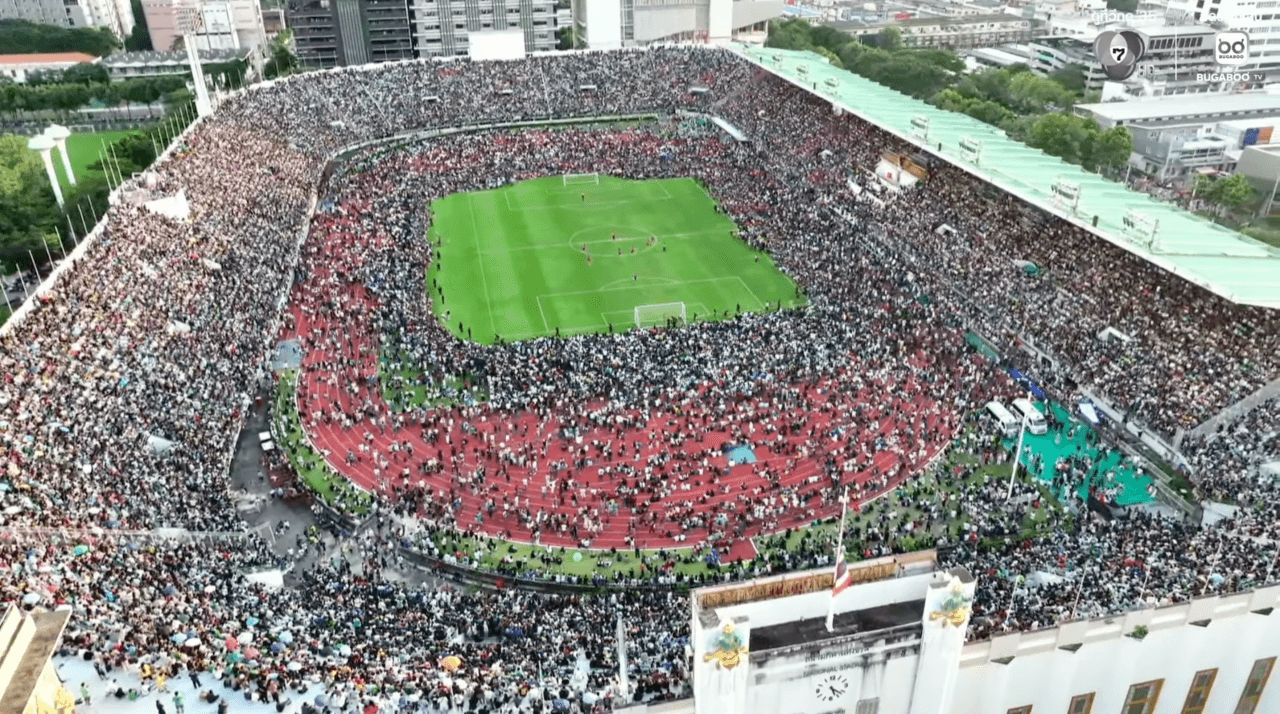 满场座无虚席,球迷涌入伊普鲁什协体育场“榴莲中学 VS 府立猜纳学校”争夺7色冠军