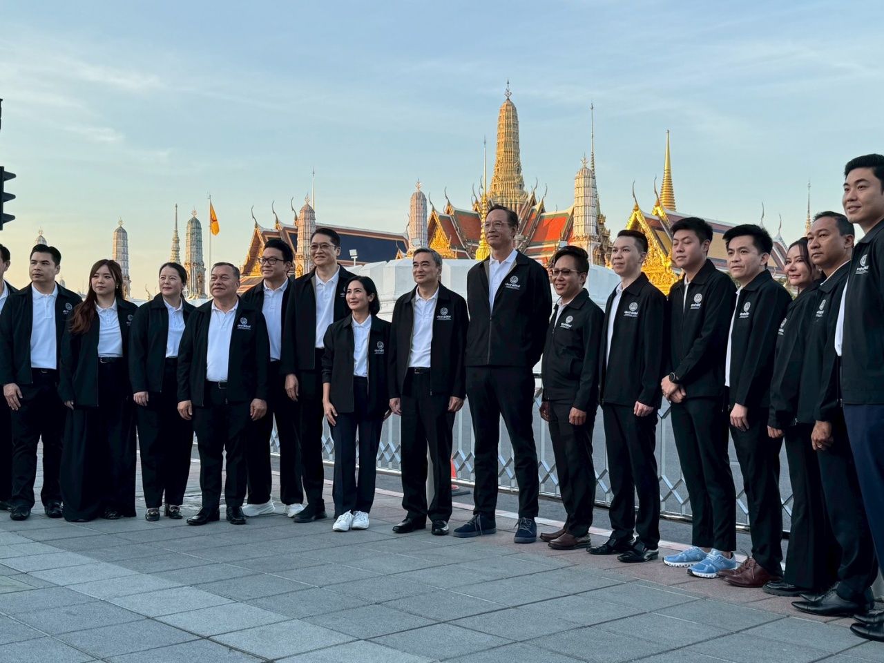 民主党三位总理候选人亮相 “阿披实 - 冈 - 卡蒂”