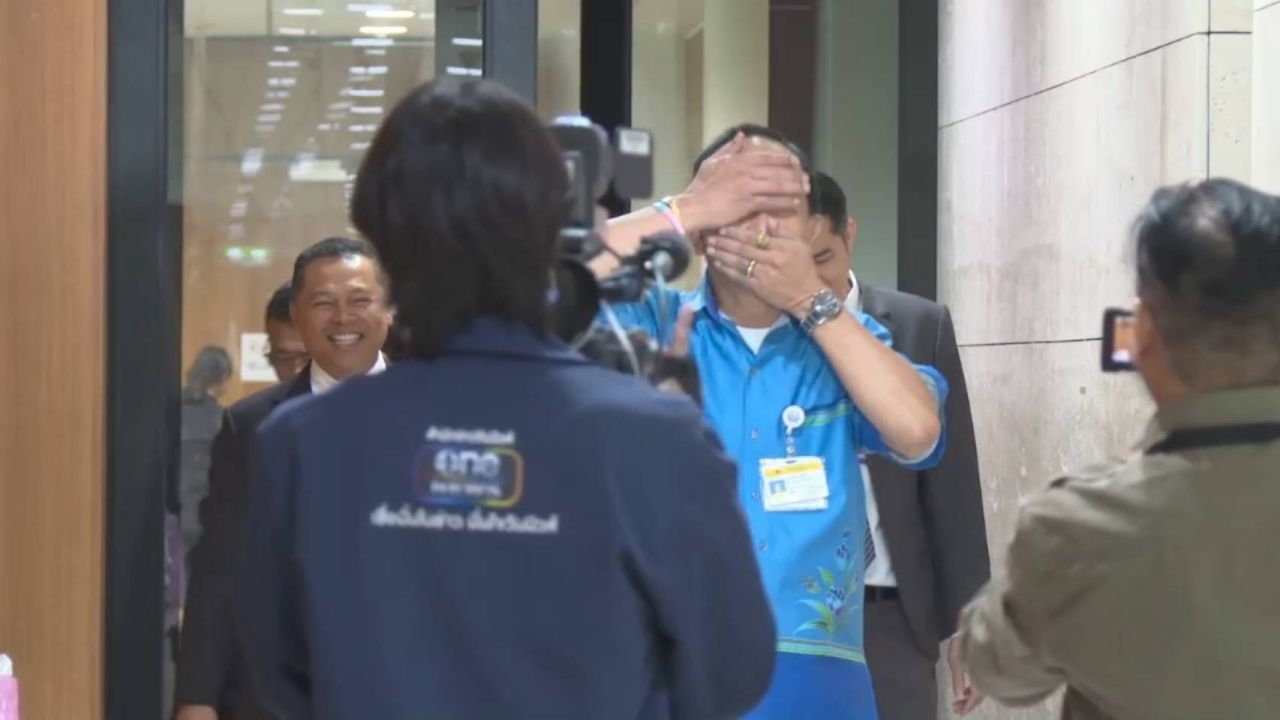 “阿隆科特”用手捂嘴逃避媒体提问关于选举舞弊案件的问题，称“先走了，不方便”（视频）
