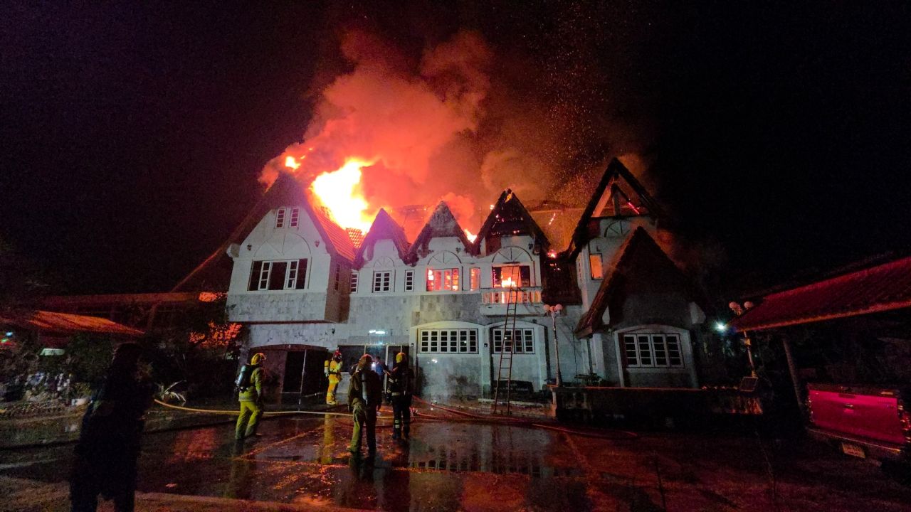 警方紧急调查前素林府警察局长住宅火灾原因，出动超过20辆消防车，房屋全毁