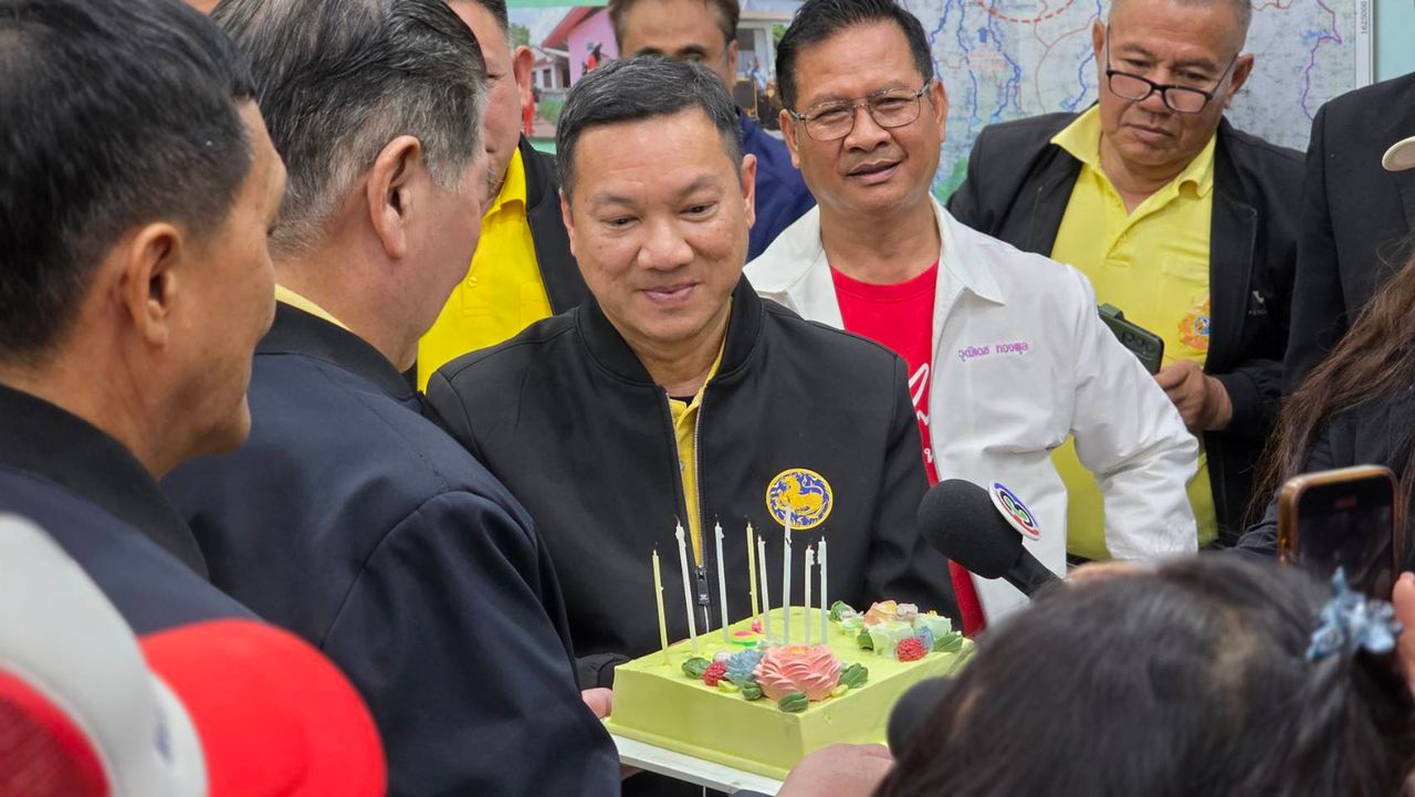 欢庆“普米塔姆”携生日蛋糕为“普拉帕特”庆生55岁生日