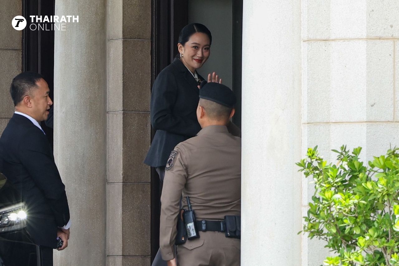 “佩通塔” 微笑着向媒体打招呼，进入政府大楼聆听宪法法院裁决结果