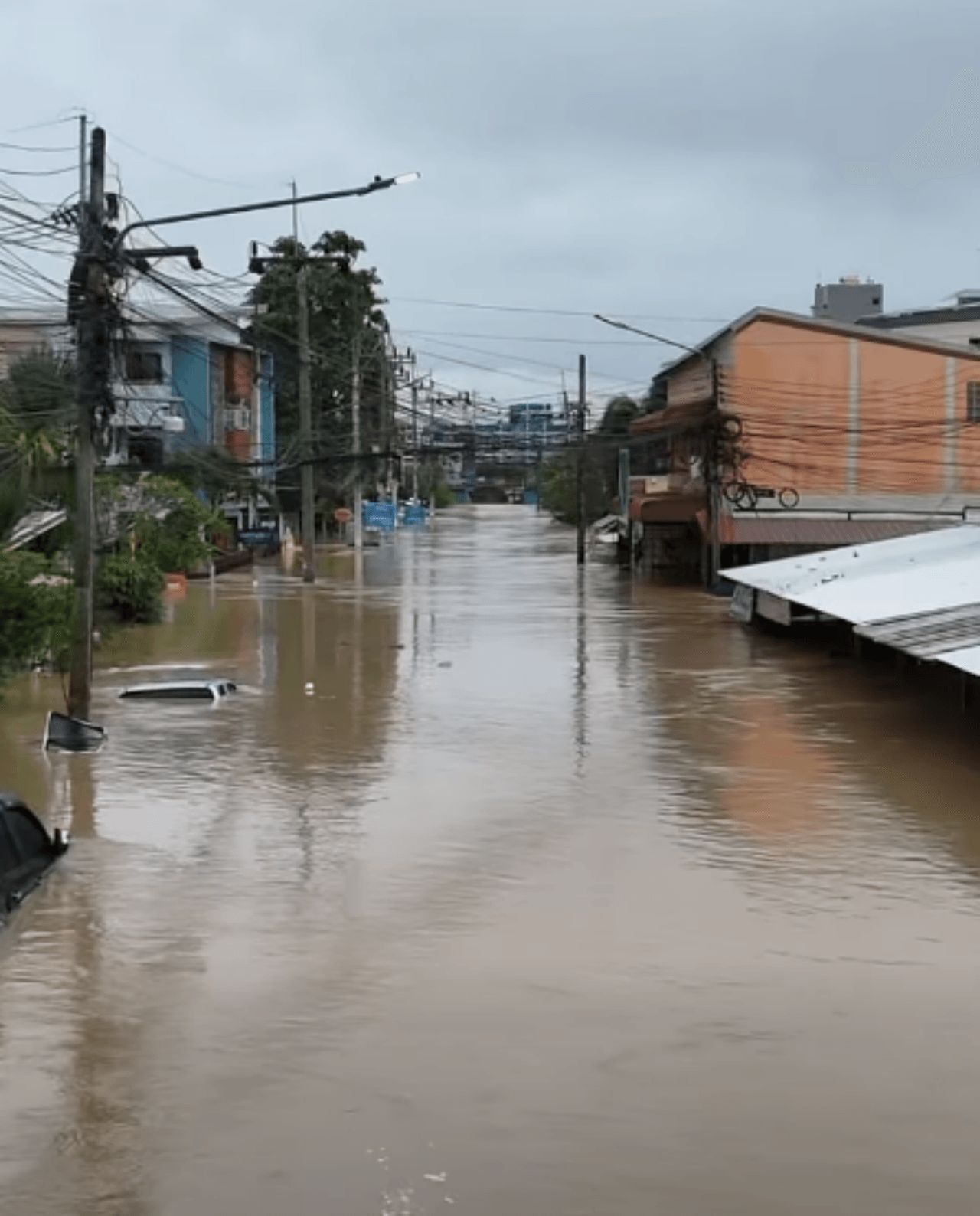 俯瞰图片“合艾洪水”宋卡府傍晚水位仍高