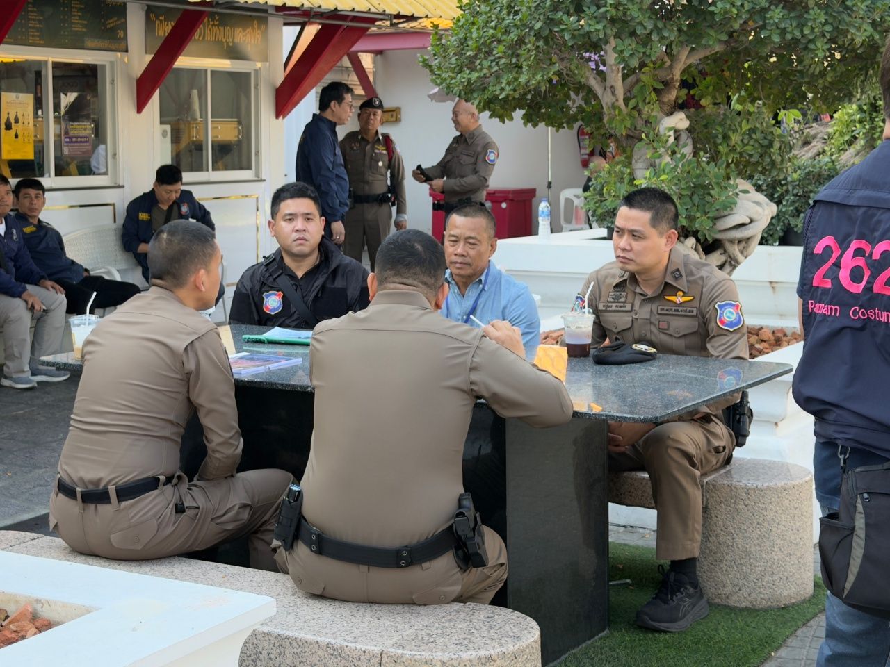 旅游警察推进整顿“本地摄影师”在黎明寺阻碍游客的问题