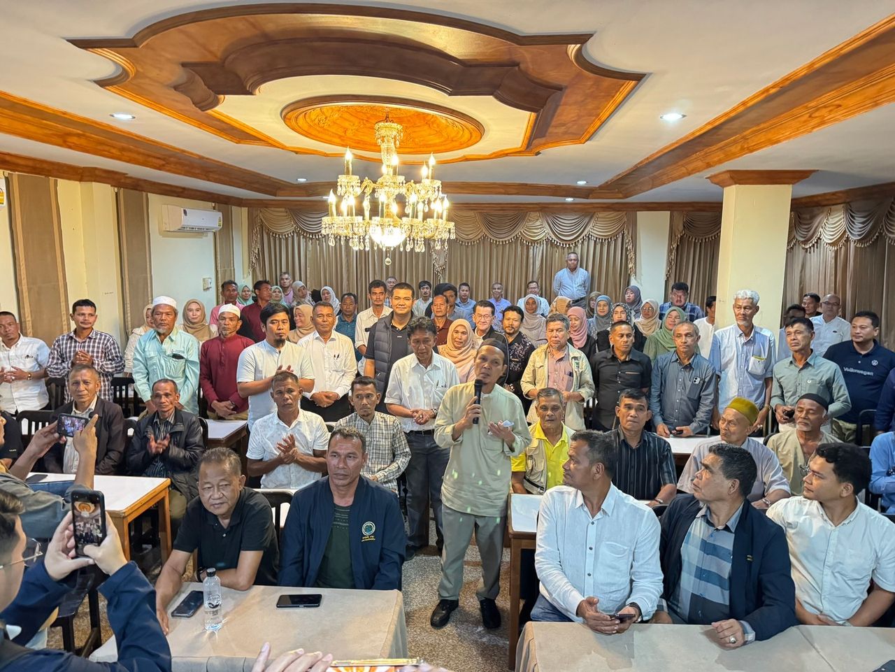 民主党倾听泰南三省民众呼声，誓言在“阿披实”领导下不通过金钱从政