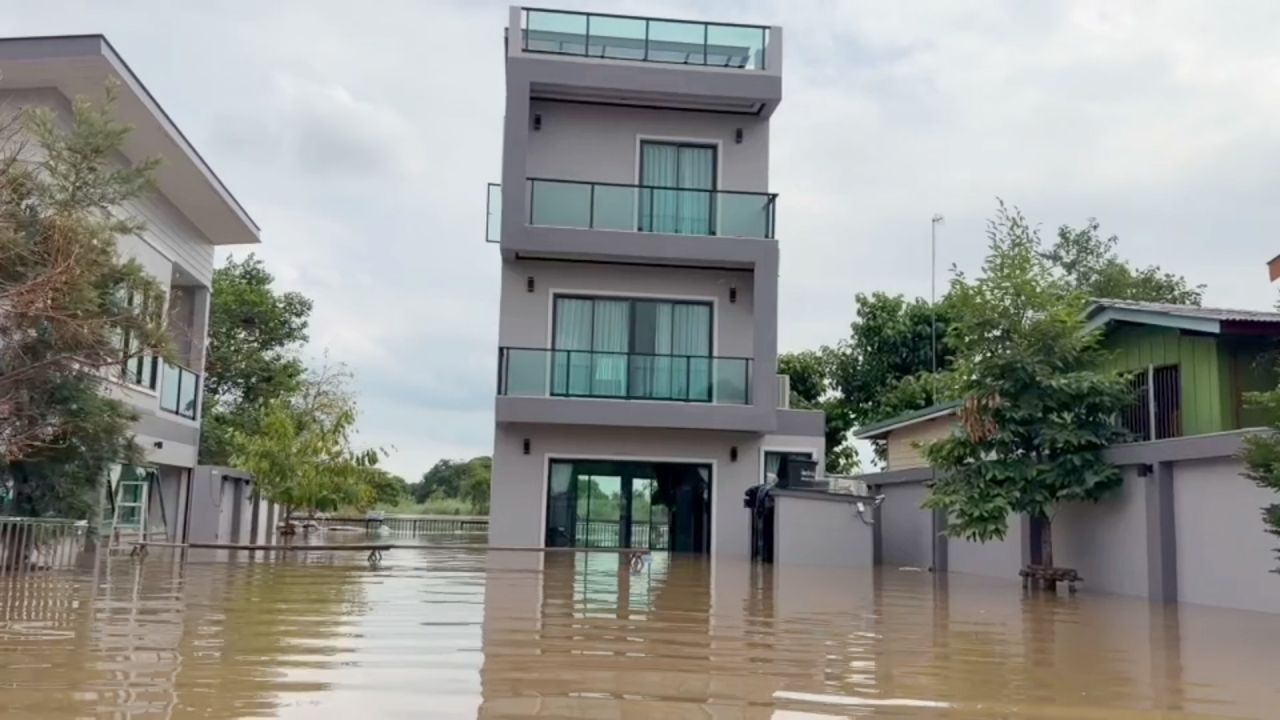 บางบาล居民感到无奈,清理房屋仅3天,洪水再次超过1米