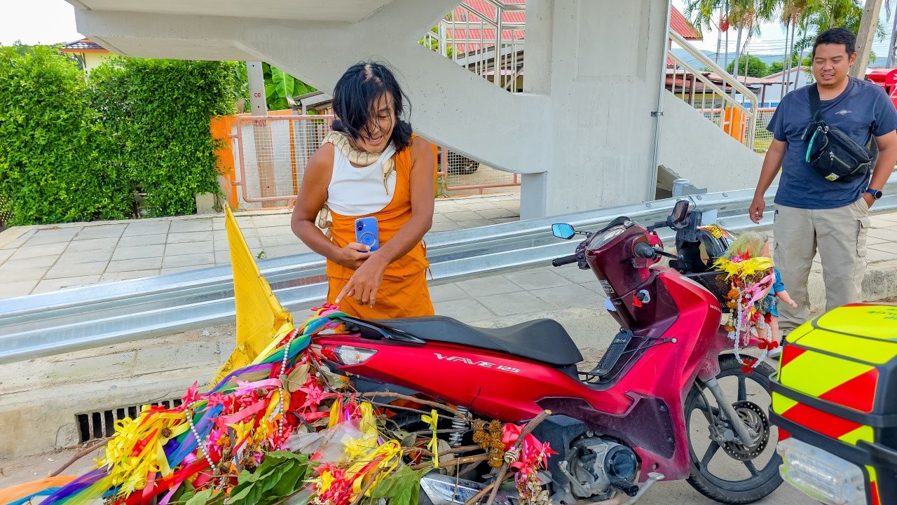 救援队要求停车 遇见打扮奇异男子仿佛僧侣 原是找寻灵魂的名人