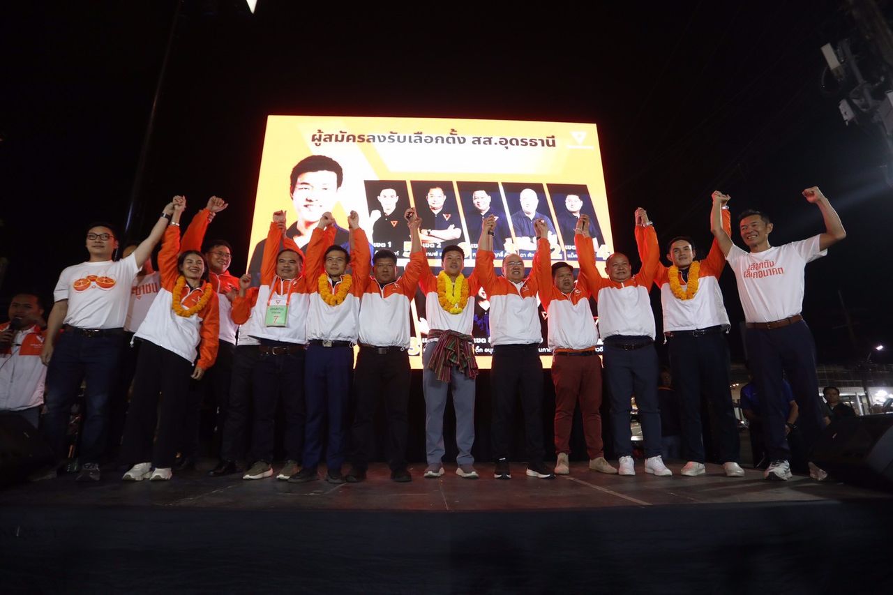 “艾斯”再遭质疑,选举期间被乡民询问——“腾”请求乌隆他尼人民支持橙党