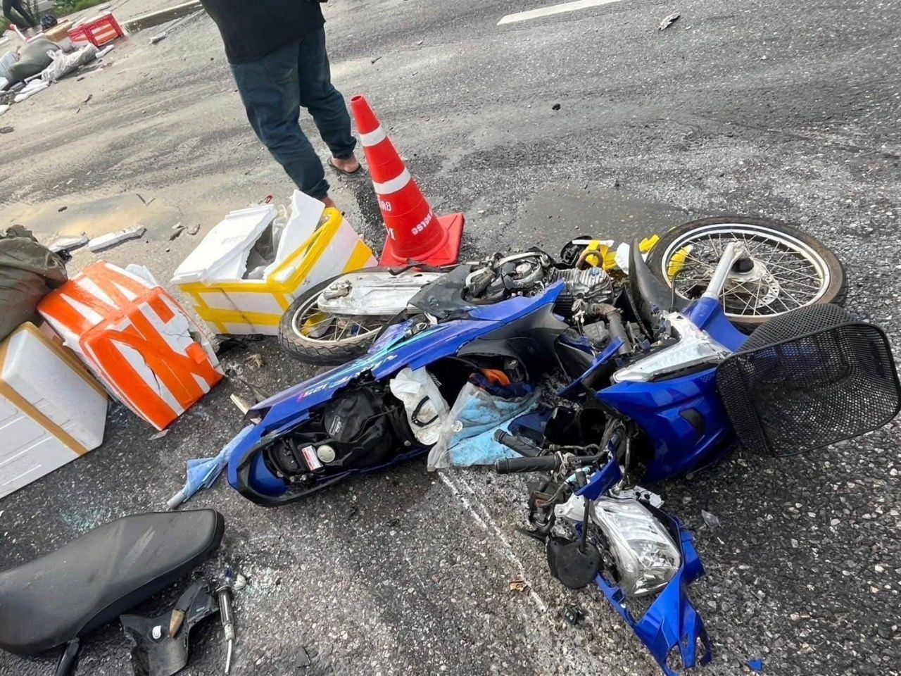惊险瞬间：卡车急避转弯车，侧翻压摩托，司机幸免于难