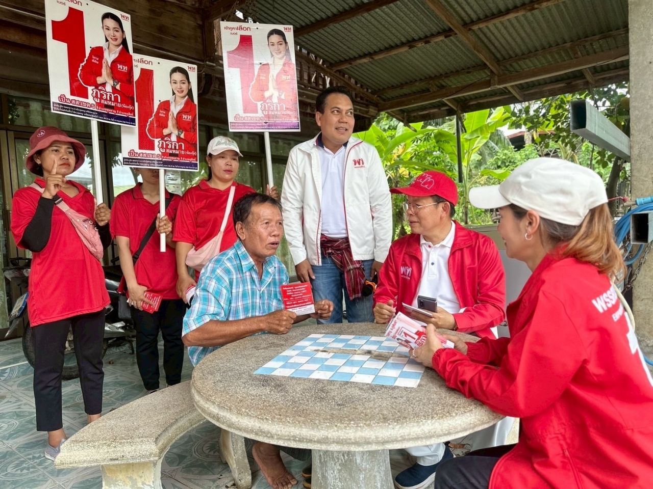 乌汶府补选 “Puriga” 顶风冒雨请求支持 宣称为泰党从未轻视民众的声音
