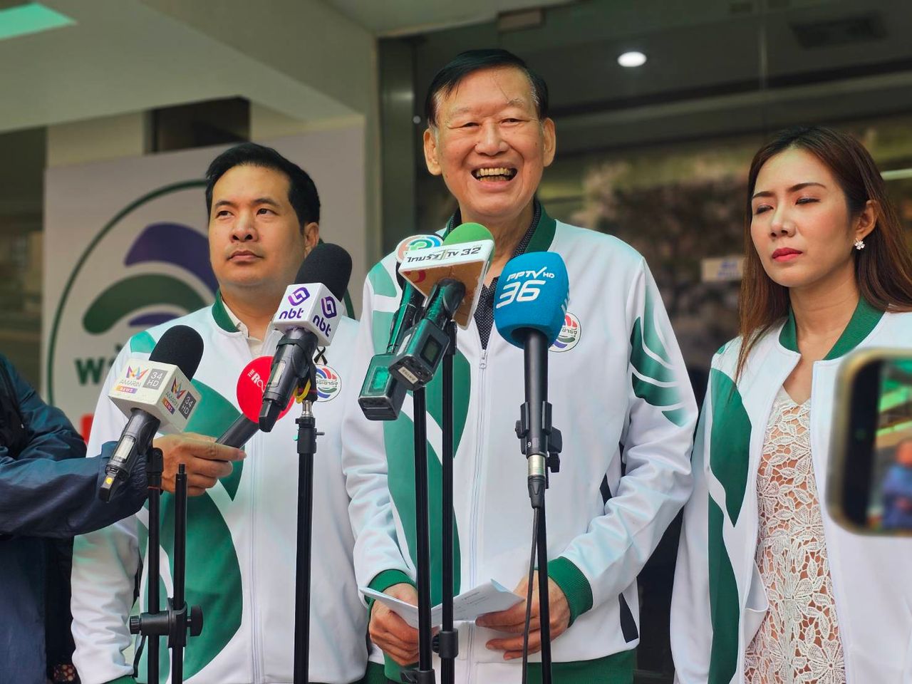 人民力量党提名“特里努”作为首相候选人排名第一，“隆蓬”因健康问题退位