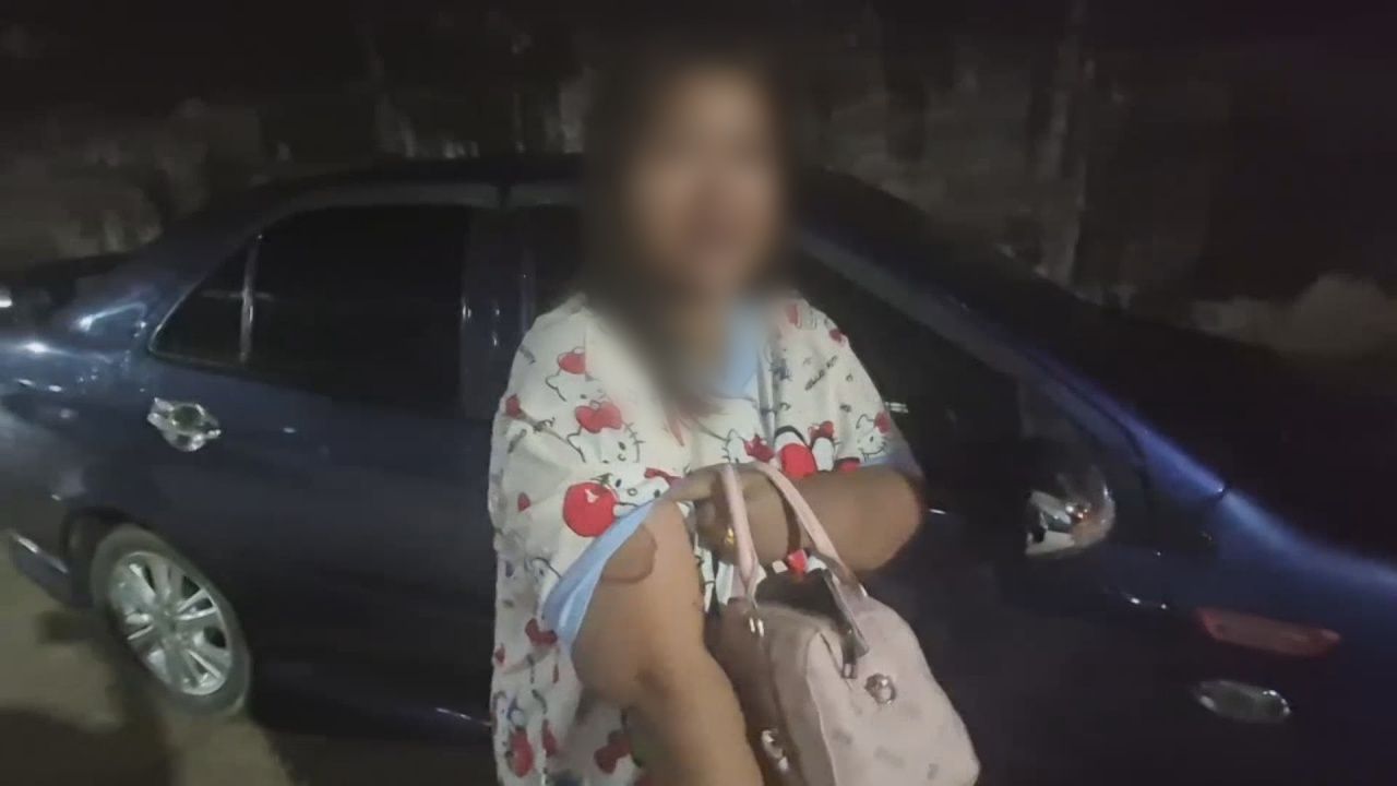 巷内争吵不断 妻子声称被丈夫打伤 因吃不饱而心烦 收尾时甜美亲吻警察