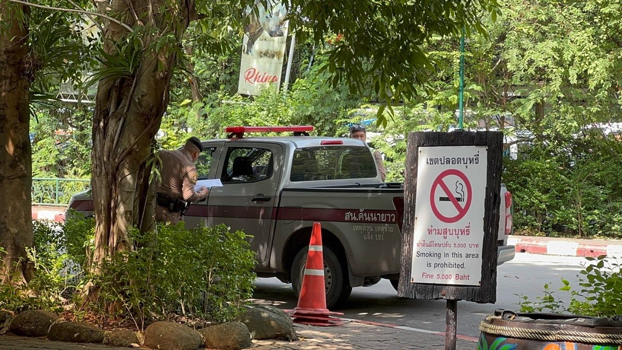 亲属认领被狮子袭击的工作人员遗体，举行纪念仪式并保存遗体三年