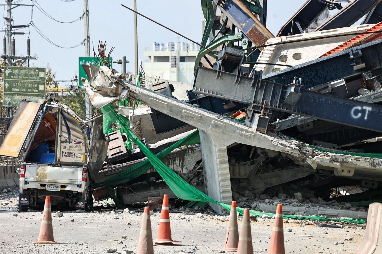 建议绕行路线以避开交通拥堵，因施工起重机倒塌在拉玛2路，关闭主要车道，包括进出方向