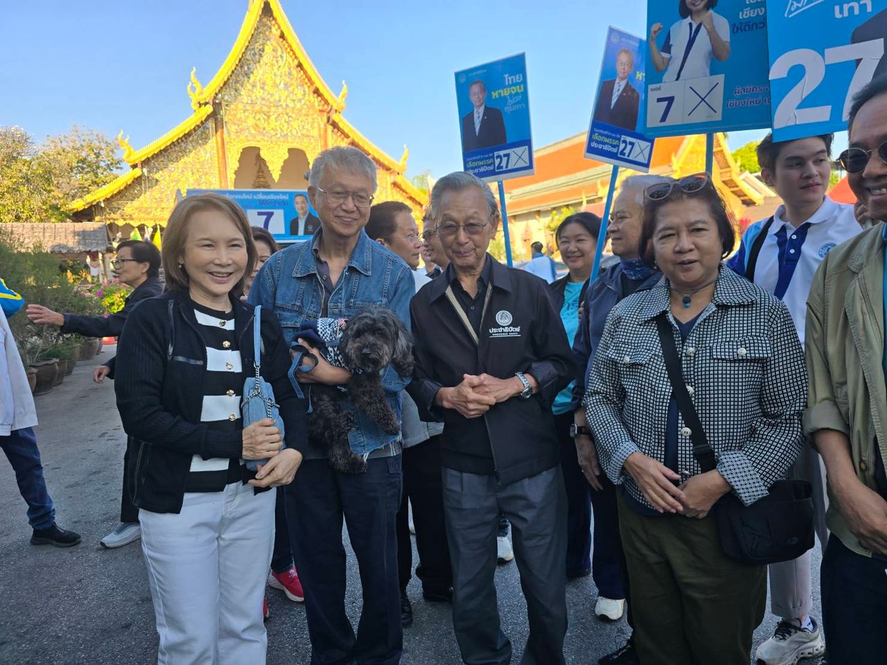 “川·立派”率领民主党进军清迈，助“塔·纳拉功”拉票，高举“廉洁政治”旗帜