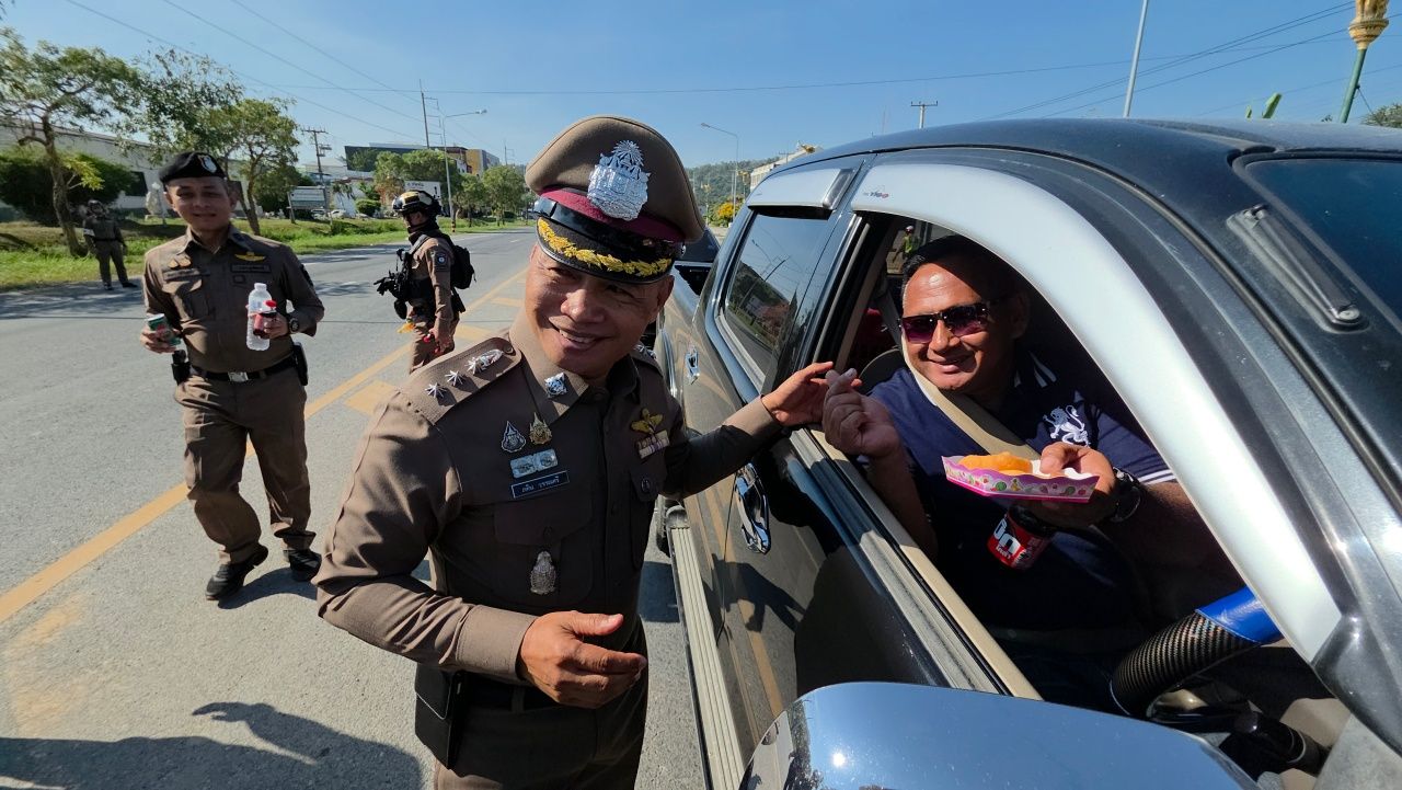 乌泰他尼市警察局设点派发包子 局长保证美味 提醒酒后不驾车