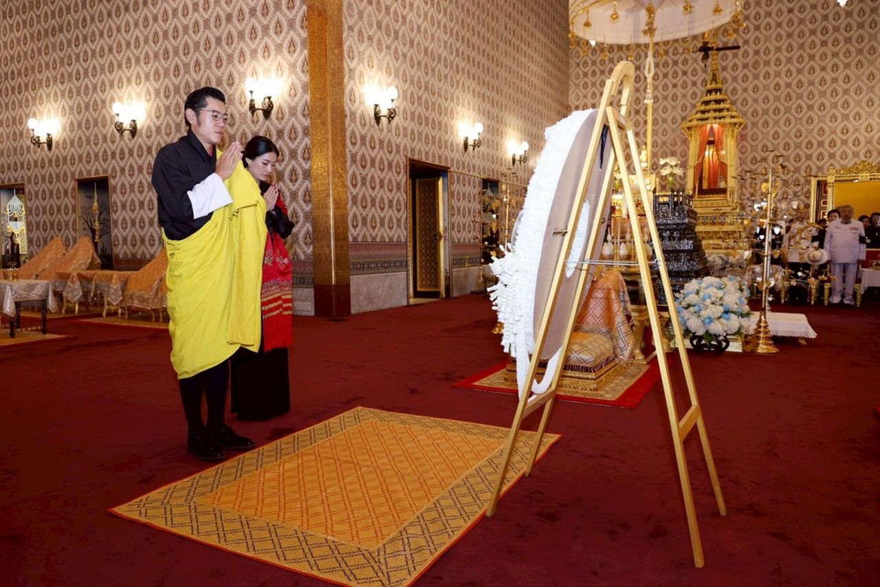 “国王吉格梅” 亲临献花敬献已故“皇太后”的遗体