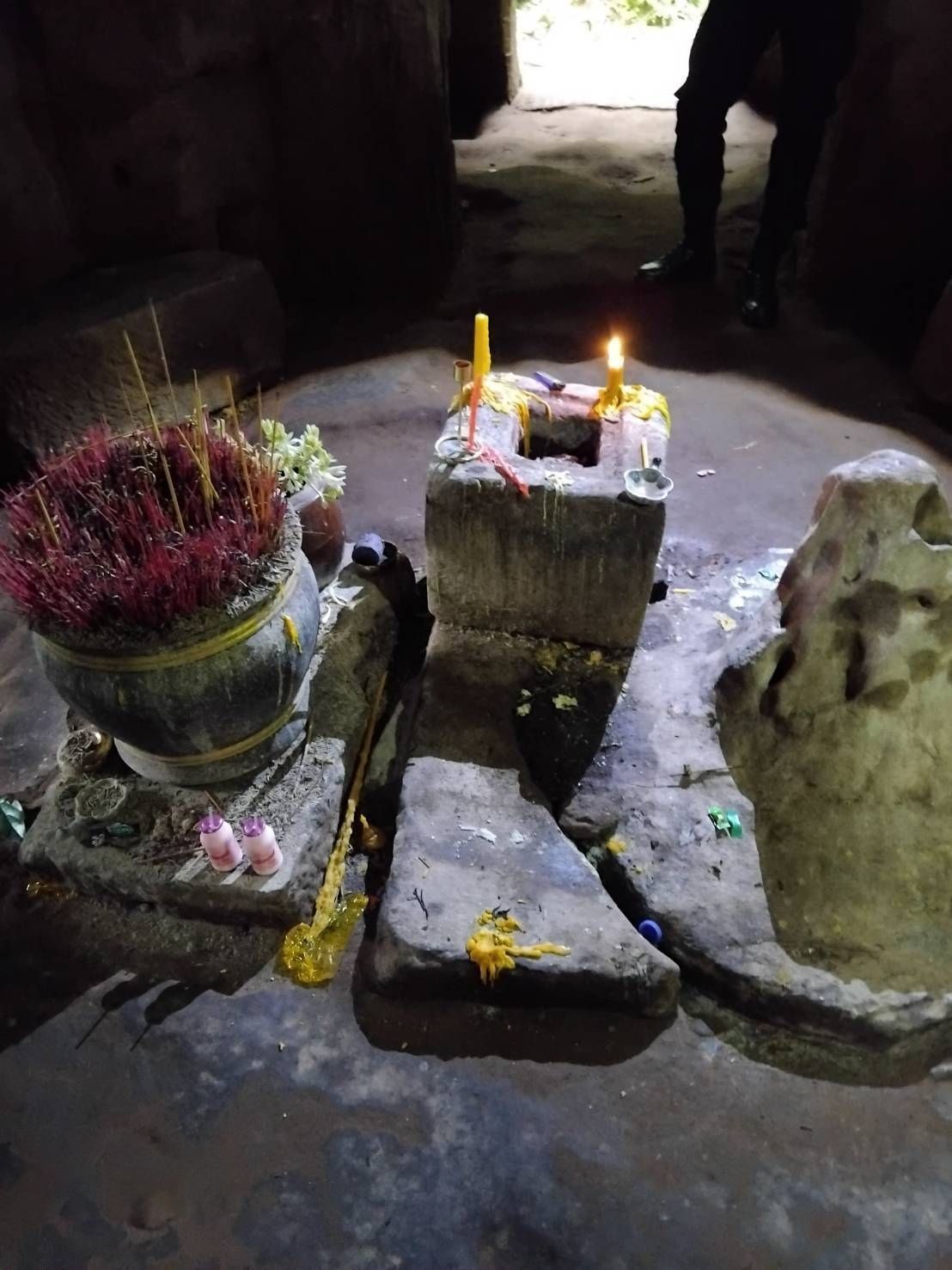 募捐箱在素林府塔夸伊寺前后，柬埔寨军队移除