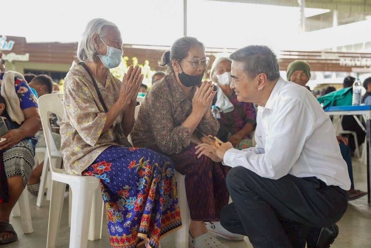 “阿披实”探望受伤士兵和灾民 深切感受泰国人民的温情