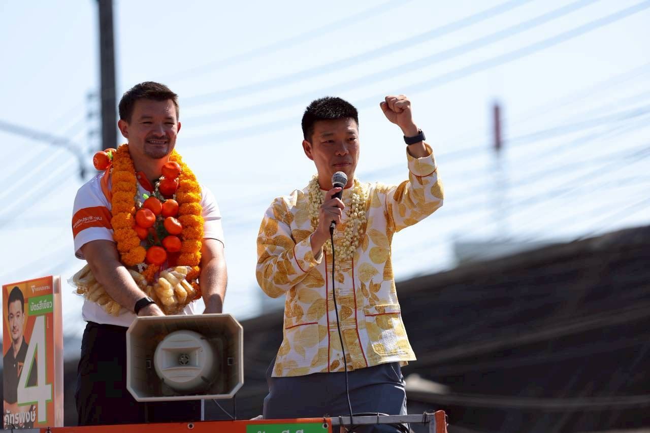 “腾”在杭东市场拉票，恳请选择人民党，感谢清迈人民支持担任总理