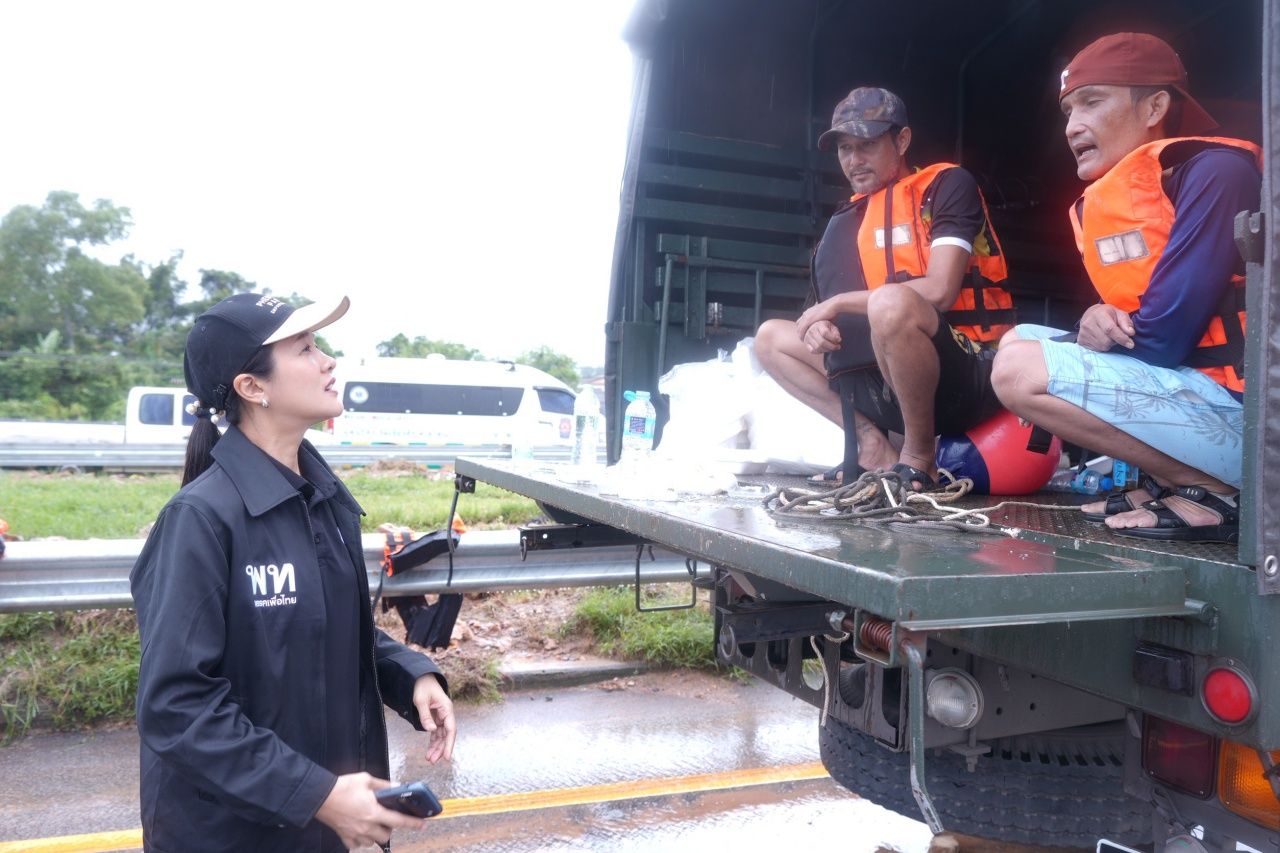 为泰党捐赠物资援助合艾水灾,称赞英拉时期调动直升机系统化管理