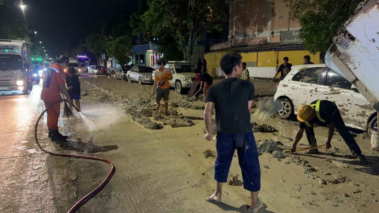 车主无法忍受，货车泥土掉落，损坏了超过10辆停在路边的小汽车