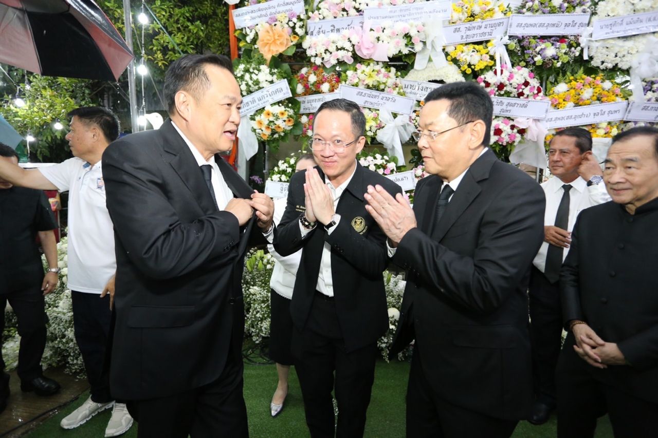 “安努廷” 出席“阿卡拉德”父亲的追悼仪式，请求父亲允许加入泰自豪党