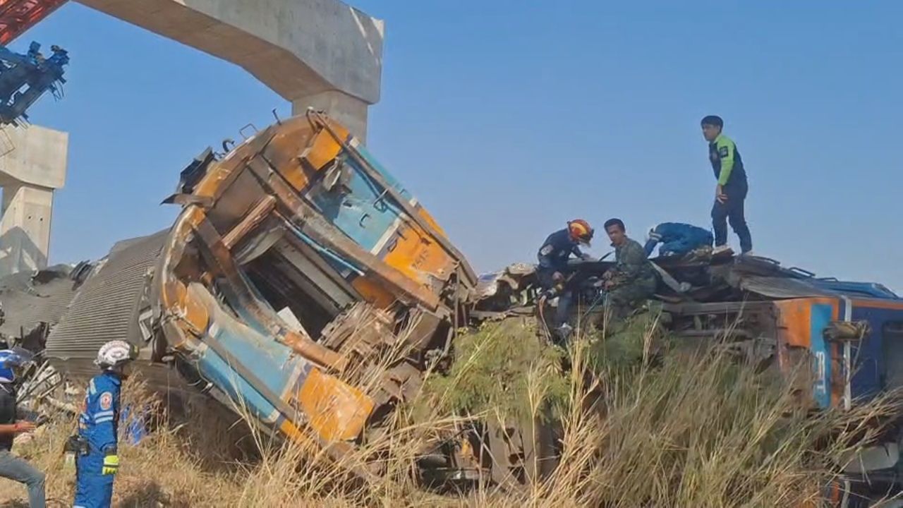 揭开高速铁路桥吊机倒塌压覆通勤列车的画面，超过30人受伤