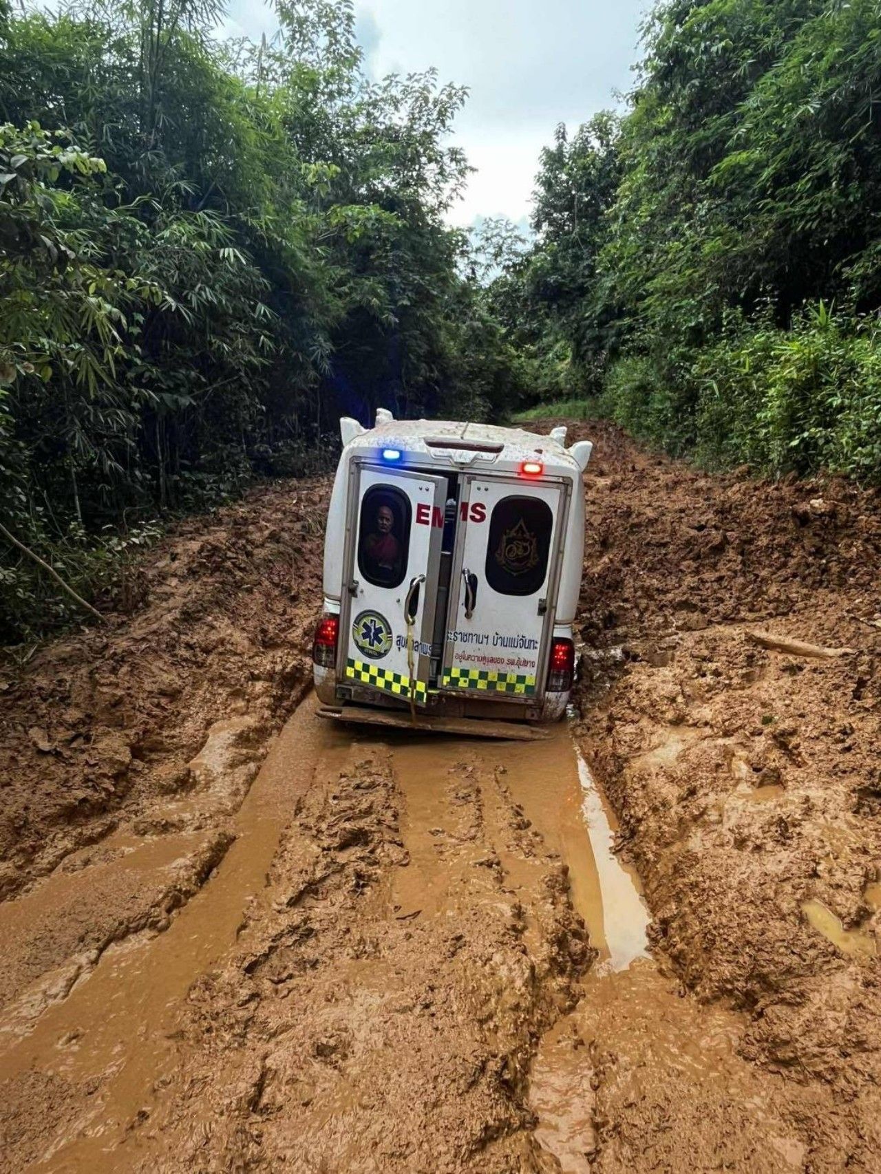 任务穿越泥泞道路 白衣天使与村民合力送重症婴儿到医生手中