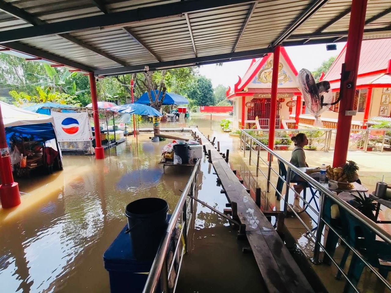 水无法阻挡，北榄府市政厅附近社区的洪水高达50厘米