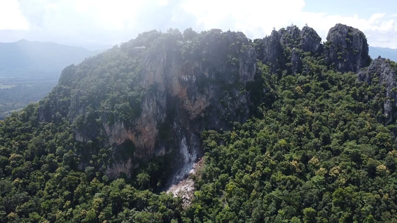 暴雨袭击“漂浮白塔寺” 拉姆贾府悬崖滑坡 官员加紧检查