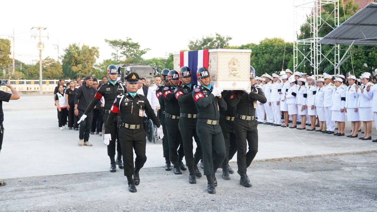 甘查娜致敬亡灵并鼓励“欧姆军士”家属,感谢为保卫泰国土地而牺牲生命