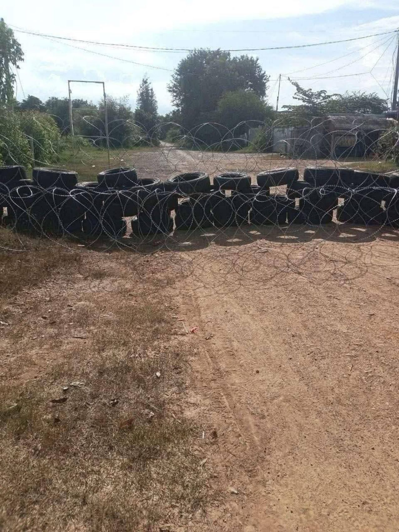 柬埔寨带领7国观察员考察边界地区，指责泰国封锁道路