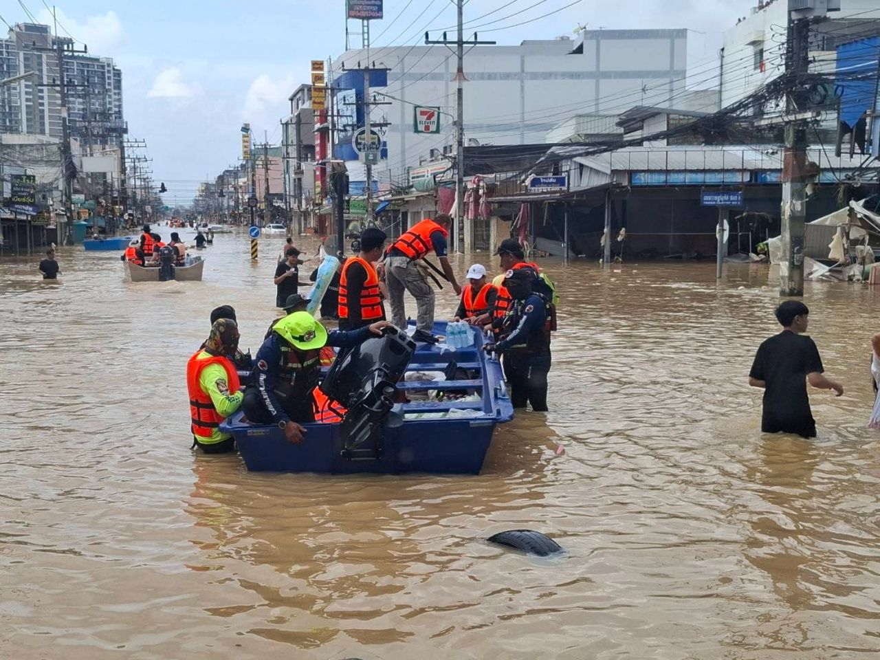最新图片揭示合艾8区水位下降 居民自行涉水求助