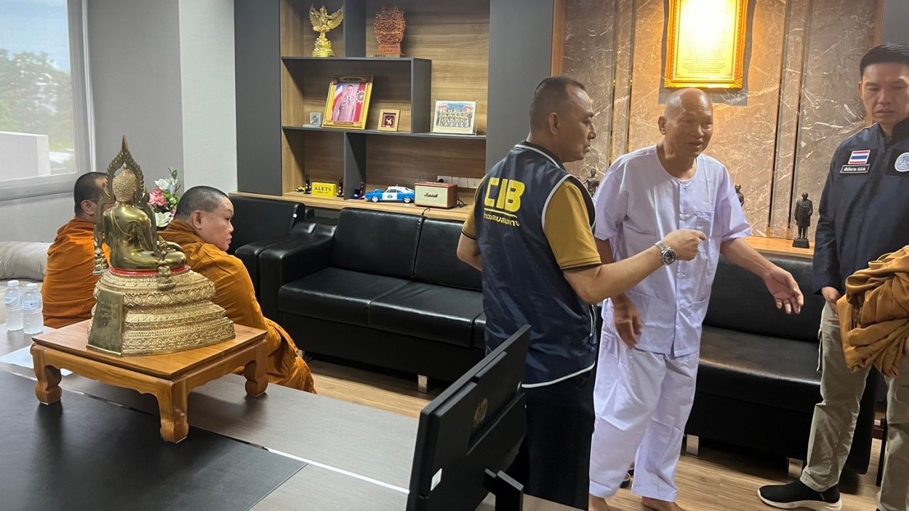 展示前住持Wat Phra Bat Nam Phu即将还俗的照片