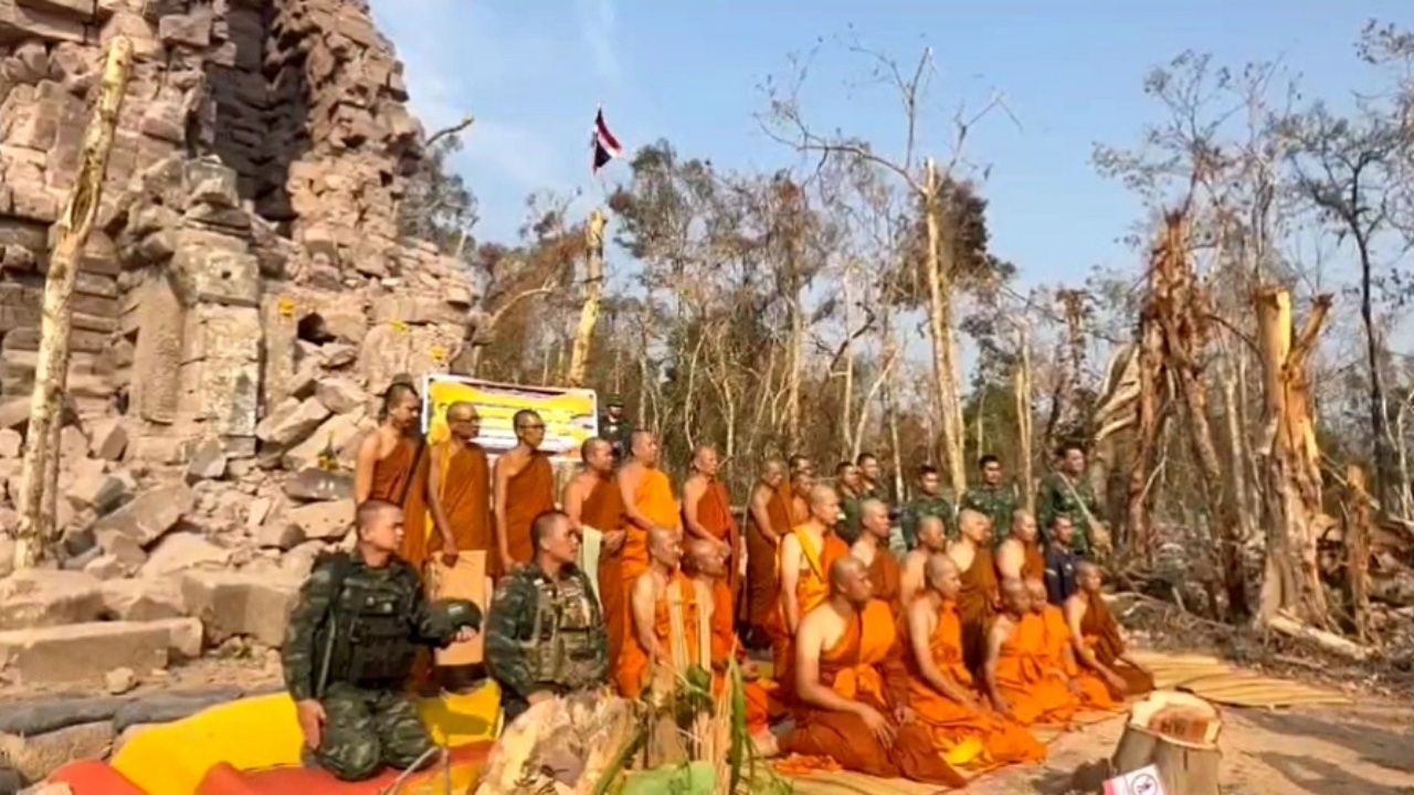 13名前线士兵在“塔夸伊寺”前出家，为42名为国捐躯的战友祈福