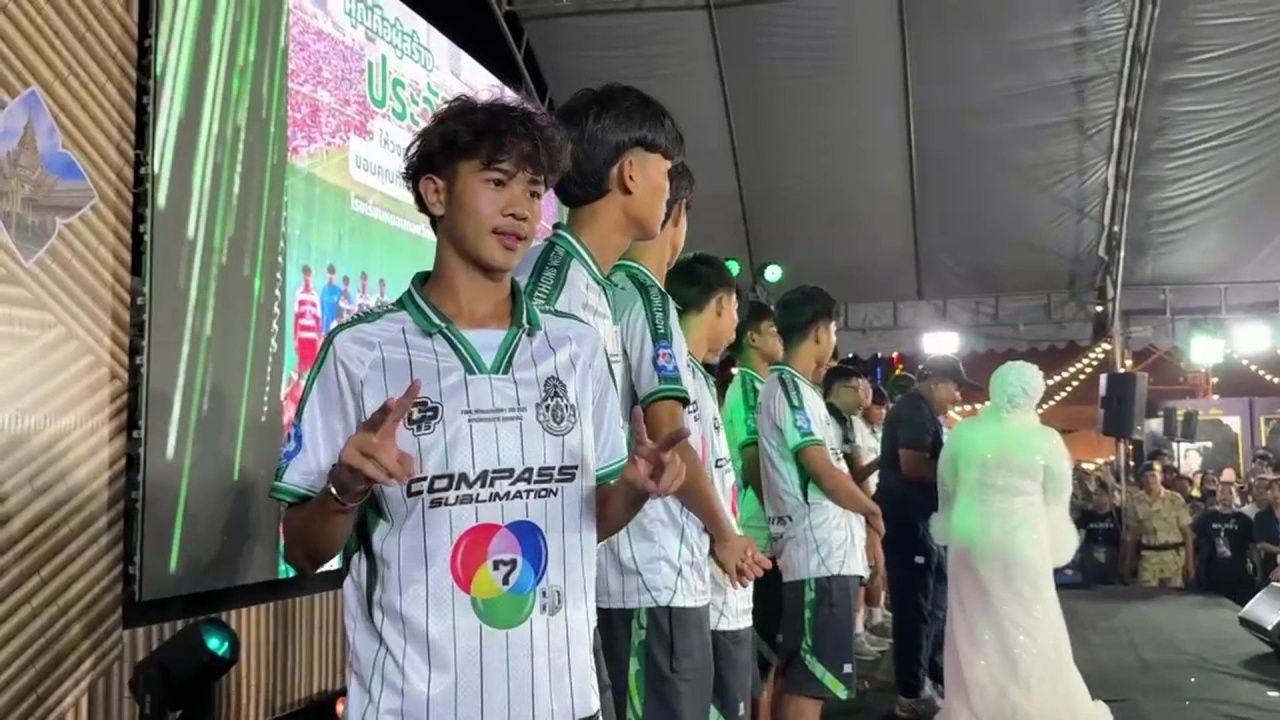 八里居民蜂拥自拍“梦之车” 欢迎“榴莲技术”队伍