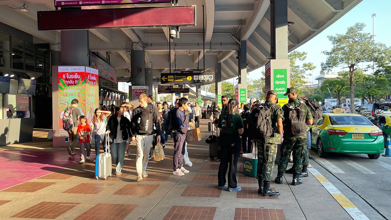 民众密集出行，提醒在北部和东北地区搭乘晚间18:00班车，需预留时间并小心假票