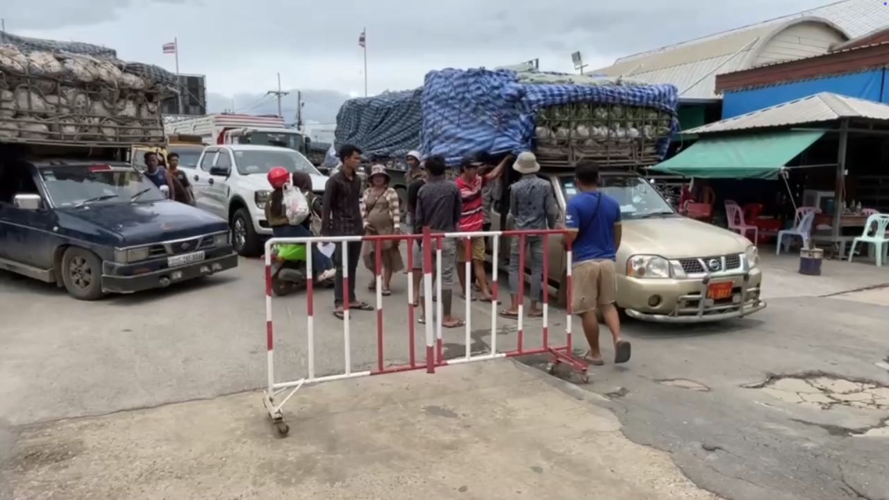 尖竹汶边境混乱 柬埔寨突然关闭关口 货车等待过境停滞不前