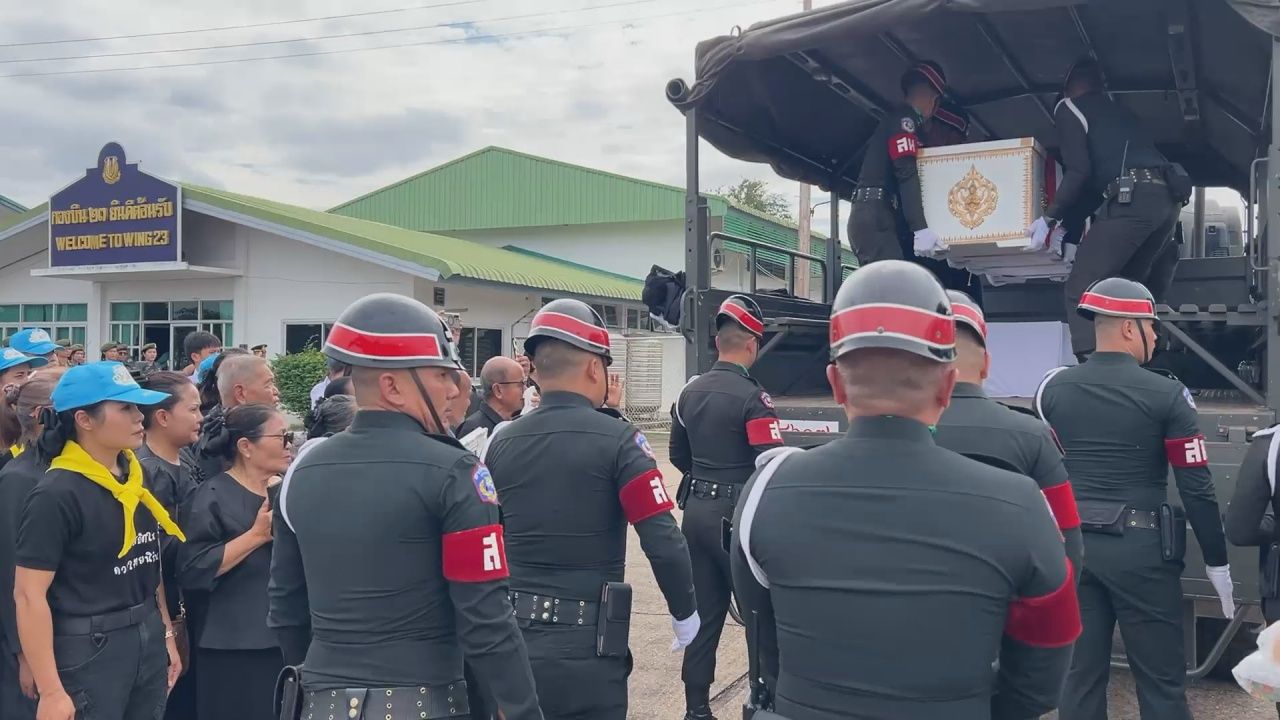 妹妹亲吻“英雄士兵”灵柩,承诺“我要带你回家”