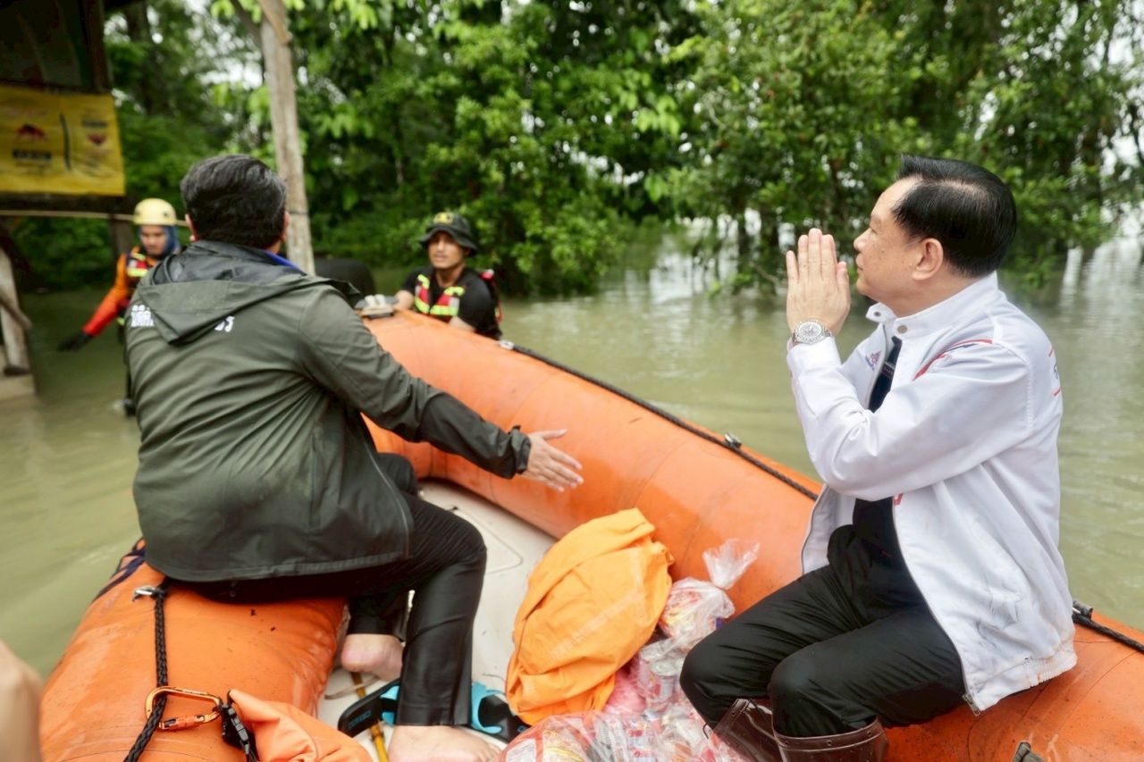 巴吞他尼洪灾 “皮拉潘” 分发1000份救济包,敦促议员照顾受灾者