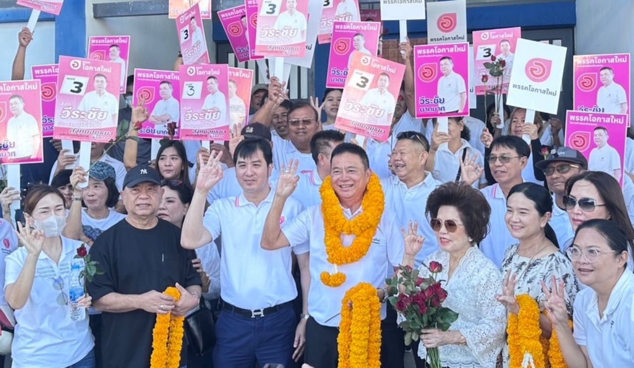 “阿努霆”在大城省为泰自豪党候选人加油，希望全省夺旗