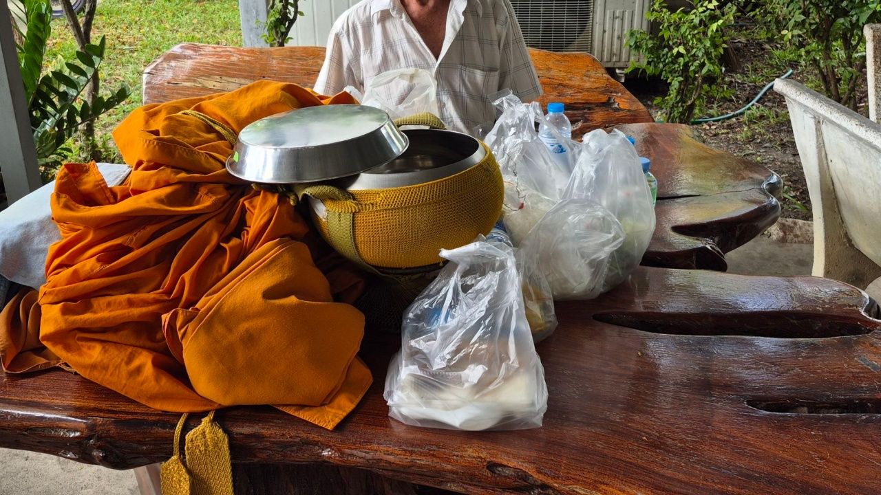 82岁僧人租房开居所 - 驾车化缘定居春武里府市场前